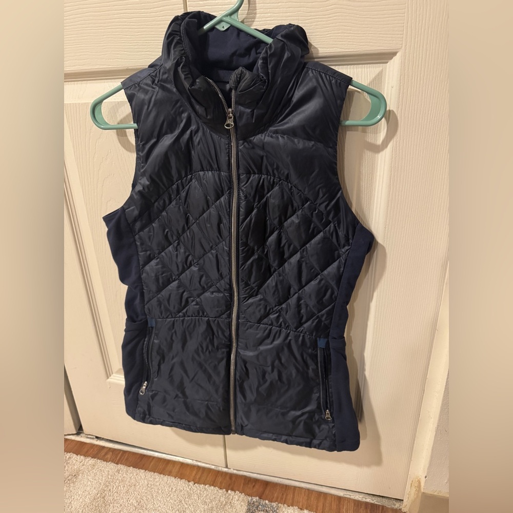 Lululemon down for a run vest in navy, size 6